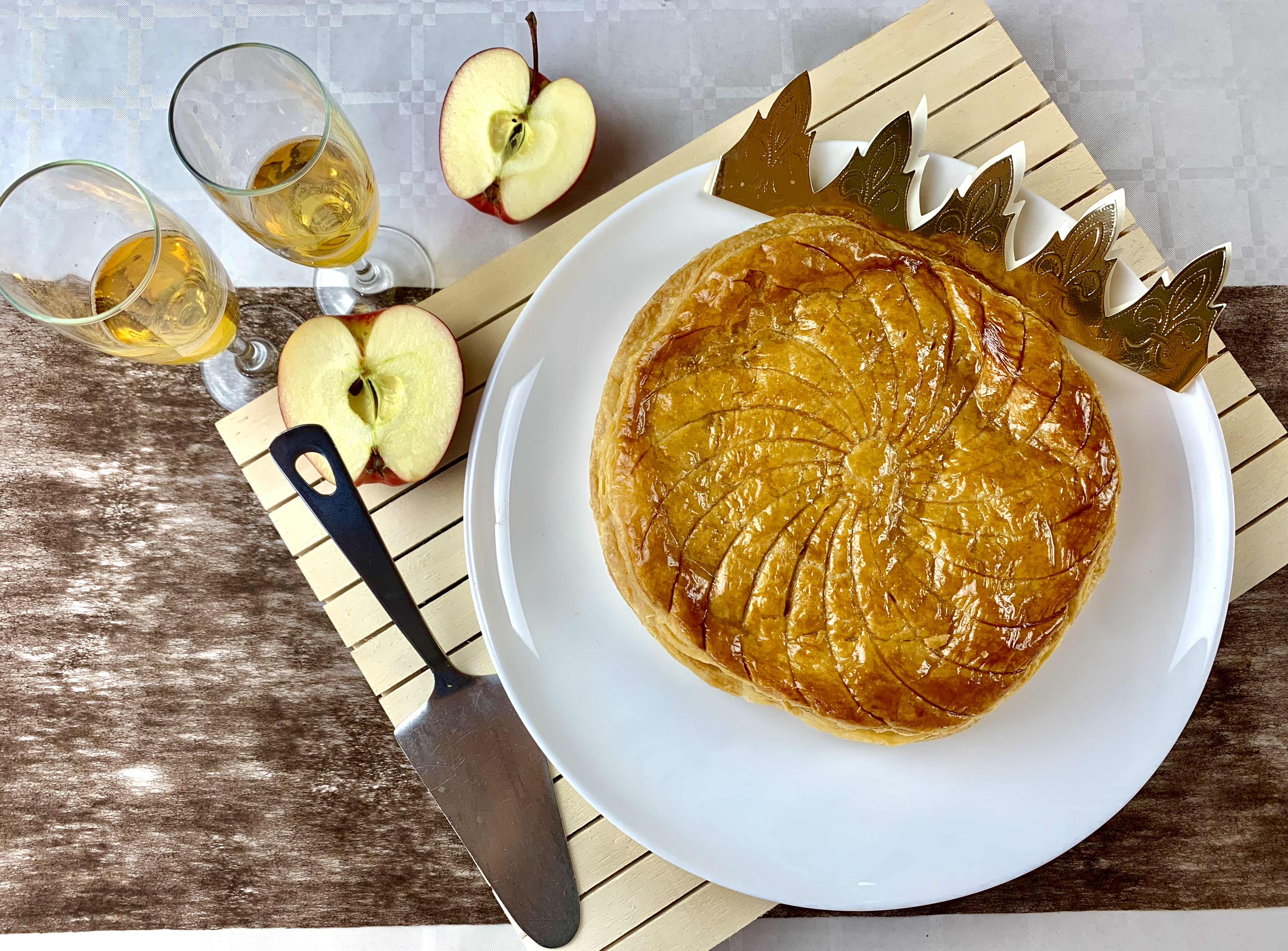 Galette des rois à la pomme avec un bon verre de cidre Galette des rois à la pomme avec un bon verre de cidre