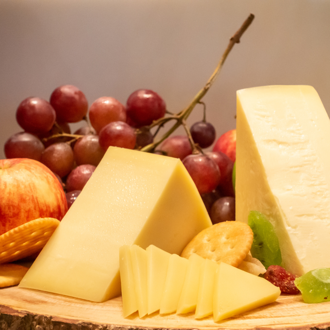 plateau de dégustation du fameux fromage de vache gruyère_vs_emmental_table_de_cana