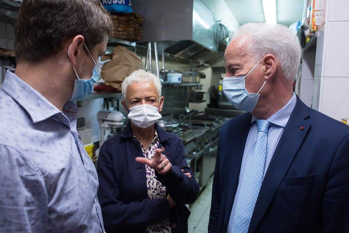 Keirian, le gérant du Green Goose, en pleine discussion avec les Ministres délégués Ministres, insertion, PME