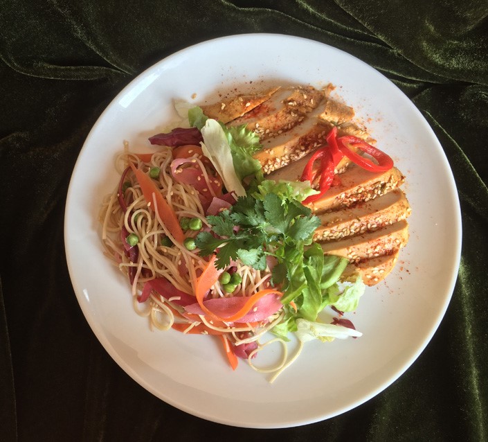 Poulet au sésame et nouilles chinoises Buffet exotique