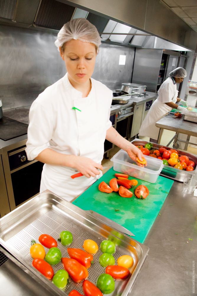 Mise en place au pôle chaud En cuisine