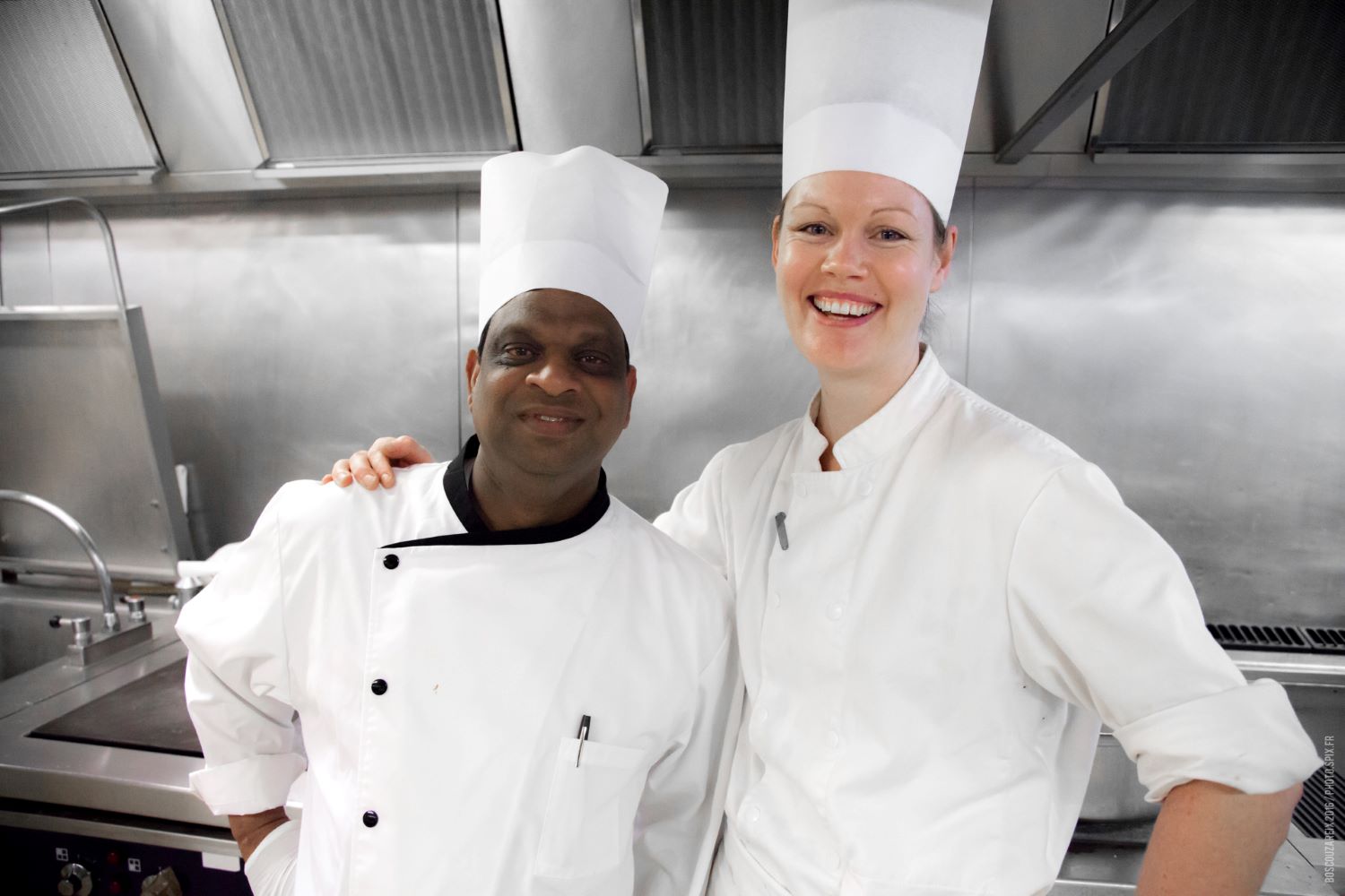 Avec Charles, chef du pôle froid En cuisine