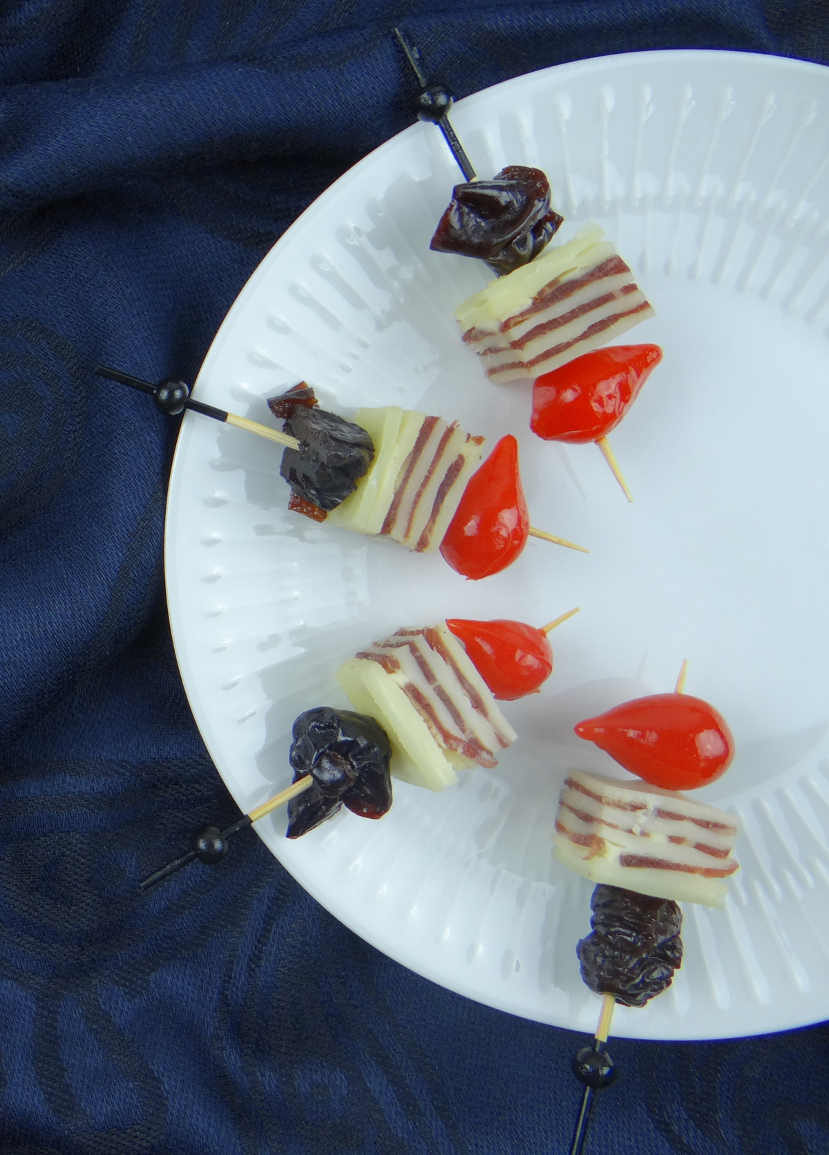 Brochette viande des grisons, comté, pruneau, piment biquinho