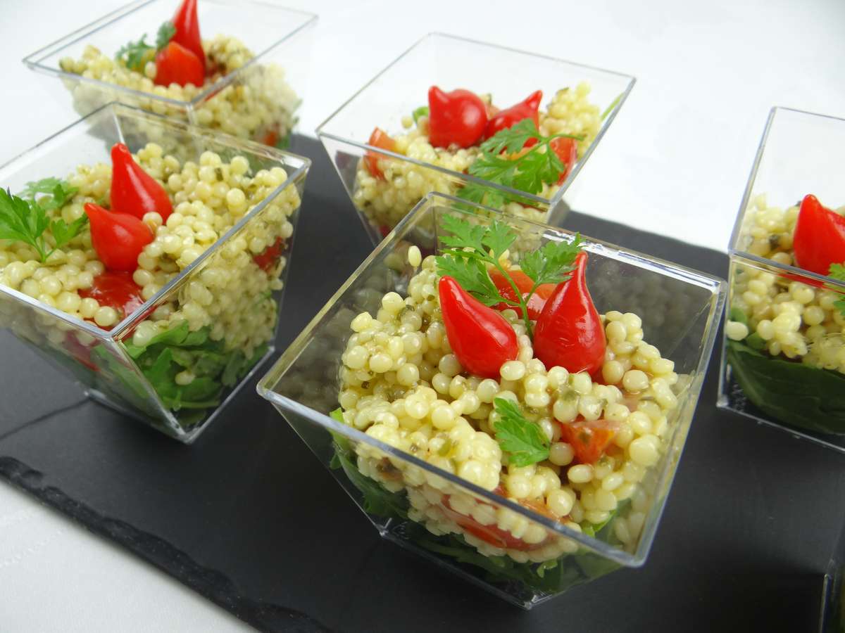 Salade cocktail de pâtes perle, pesto vert et tomates cerise